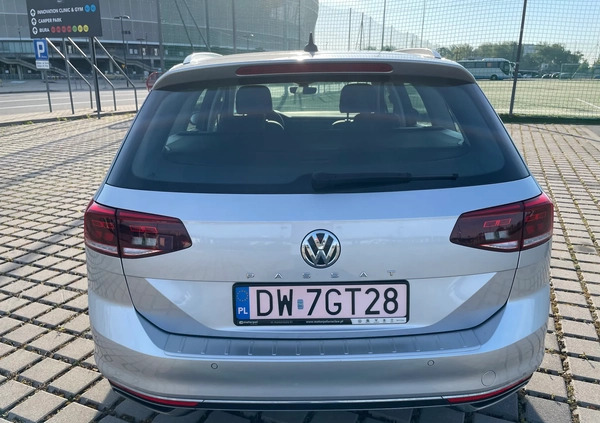 Volkswagen Passat cena 93500 przebieg: 92900, rok produkcji 2019 z Wrocław małe 121